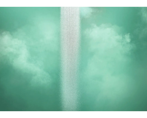Dekorative Dusche mit Wassereffekt vor einem aquafarbenen Hintergrund
