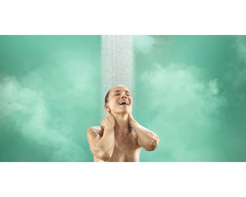 Frau steht unter einer Dusche