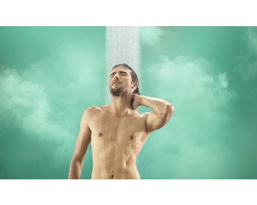 Mann duscht unter einer Dusche