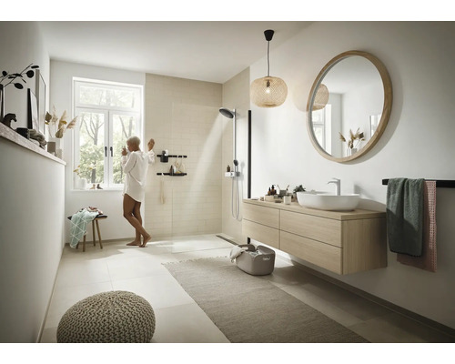 Badezimmer mit Waschtisch, Spiegel, Dusche und Dekorationen im hellen Design