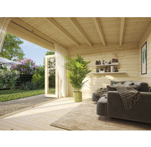 Innenansicht eines Holzgartenhauses mit offenem Zugang zum Garten, inklusive Sofa und Dekoration
