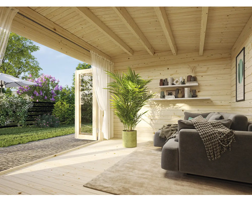 Innenansicht eines Holzgartenhauses mit offenem Zugang zum Garten, inklusive Sofa und Dekoration