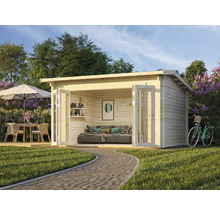 Holzgartenhaus mit geöffneten Türen, Sofa, Regalen, Tisch und Stühlen unter einem Sonnenschirm im Garten