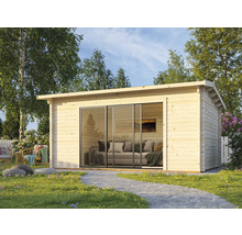 Holzgartenhaus mit Glasschiebetür und Gartenmöbeln im Freien.
