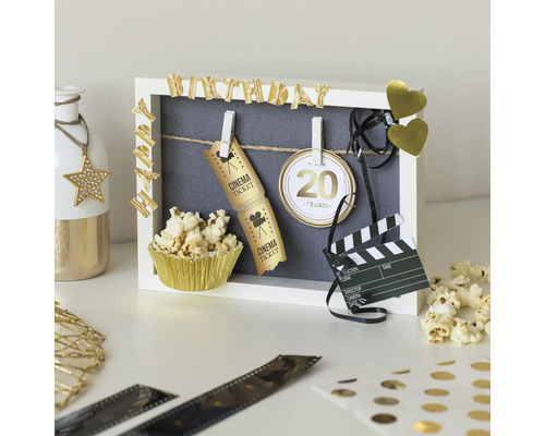 Dekorativer Bilderrahmen mit Geburtstagsmotiven, Kinokarten und Popcorn für eine festliche Atmosphäre