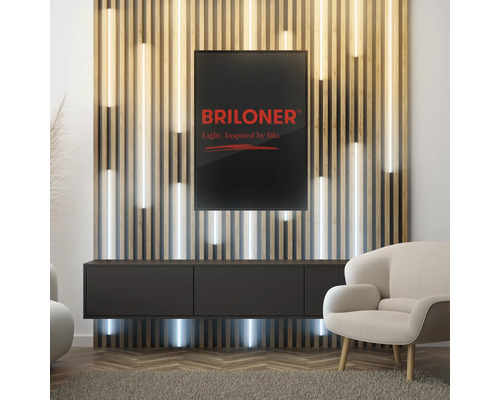 Salon moderne avec mur en panneaux de bois, armoire éclairée et fauteuil