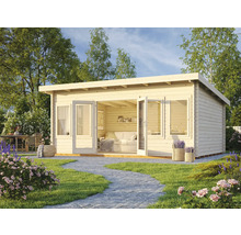 Garten mit Holzgartenhaus, Terrasse und Gartenmöbeln.