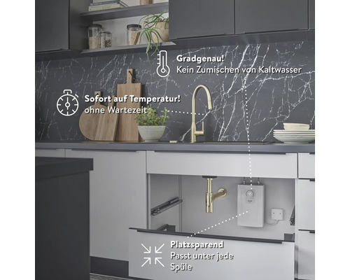 Scène de cuisine avec évier, robinet et chauffe-eau sous l''évier