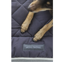 Pattes de chien sur un matelas pour chien matelassé avec l''inscription Nano Techno