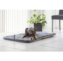 Chien couché sur un tapis pour chien gris à l''intérieur.