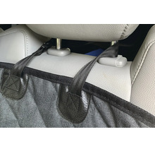 Fixation d''une housse de protection de voiture sur un appuie-tête