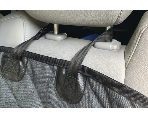 Befestigung einer Autoschondecke an einer Kopfstütze