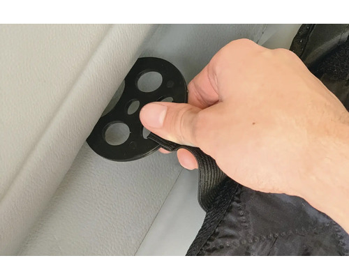 Hand befestigt Autositzschoner mit Befestigungsscheibe am Autositz