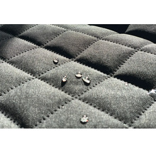Gros plan sur une surface textile matelassée et hydrofuge
