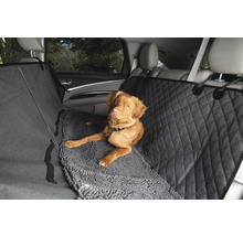 Un chien est allongé sur une housse de siège auto à l''arrière d''une voiture.