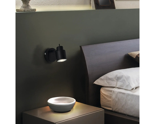 Chambre avec table de chevet, lit et applique noire