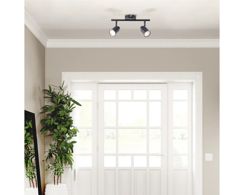 Plafonnier avec deux spots dans un couloir