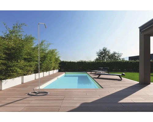 Gartenszene mit Pool, Liegestühlen und freistehender Dusche.