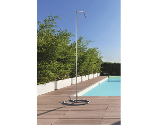 Freistehende Dusche aus Edelstahl auf einer Holzterrasse neben einem Pool