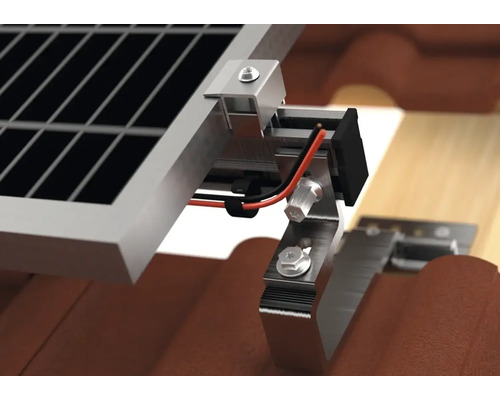 Detailaufnahme eines Solarmoduls mit Befestigung auf einem Ziegeldach.