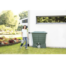 Vue du jardin avec réservoir d''eau de pluie de 520 litres pour l''irrigation du jardin