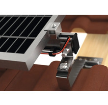 Gros plan d''une installation de panneaux solaires fixée sur un toit en tuiles.