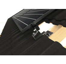 Module solaire monté avec matériel de fixation sur un toit en tuiles.