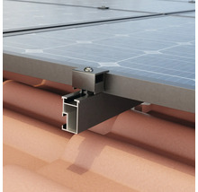Installation d''un panneau solaire sur un toit en tuiles avec système de montage