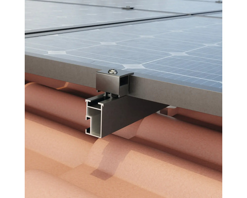 Installation eines Solarpanels auf einem Ziegeldach mit Montagesystem