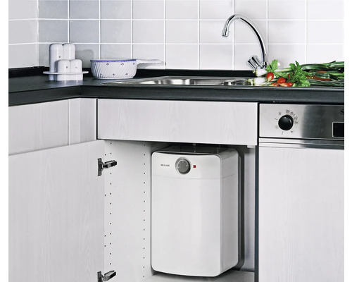 Cuisine avec chauffe-eau sous évier dans le placard