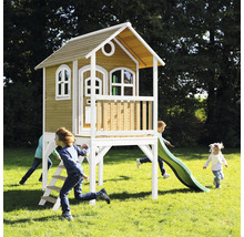 Spielhaus aus Holz mit Rutsche und spielenden Kindern im Garten