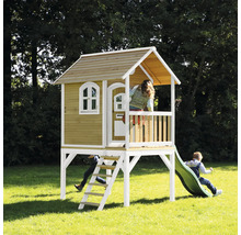 Spielhaus aus Holz mit Rutsche und Leiter im Garten