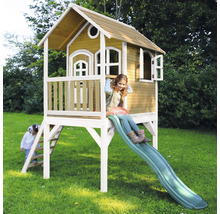 Spielhaus aus Holz mit Rutsche für Kinder im Garten.