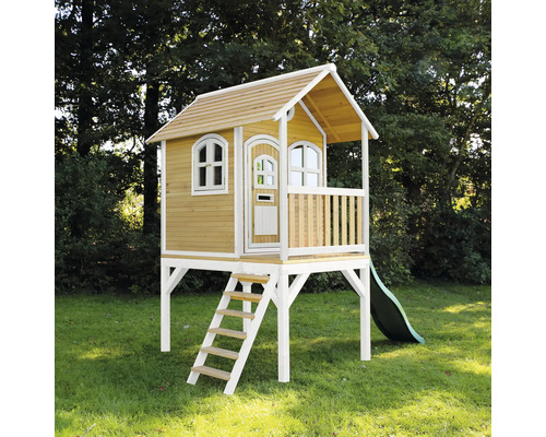 Spielhaus aus Holz mit Rutsche und Treppe im Garten.