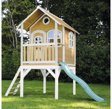 Spielhaus aus Holz mit Rutsche und Leiter im Garten