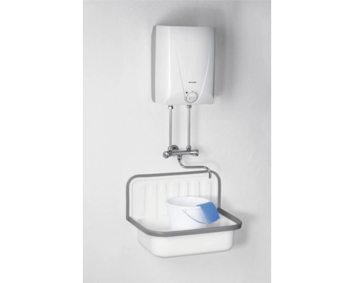 Szene mit Warmwasserbereiter, Spültisch und Eimer