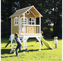 Spielhaus mit Rutsche und Kindern im Garten