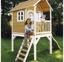 Holzspielhaus mit Treppe und Rutsche im Garten, Kinder spielen