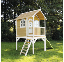 Spielhaus aus Holz mit Rutsche und Leiter im Garten