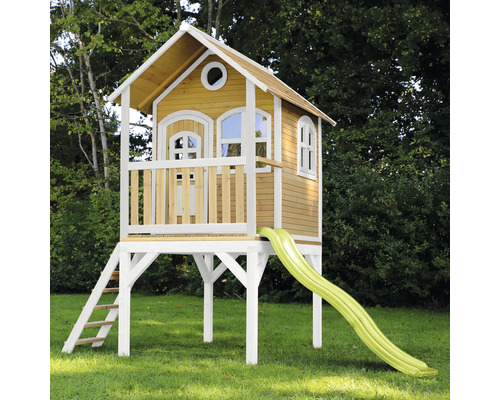 Spielhaus aus Holz mit Rutsche und Leiter im Garten