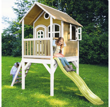 Spielhaus mit Rutsche und Leiter im Garten