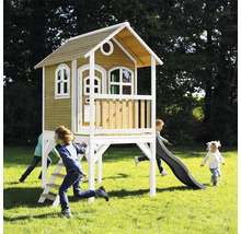 Spielhaus aus Holz mit Rutsche und Leiter im Garten, Kinder spielen