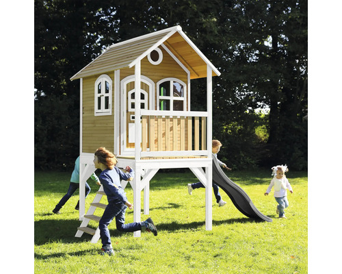Spielhaus aus Holz mit Rutsche und Leiter im Garten, Kinder spielen