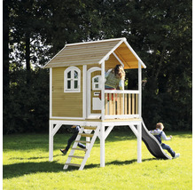 Spielhaus mit Rutsche, Leiter und Kindern im Garten