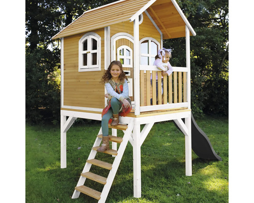 Holzspielhaus mit Leiter und Rutsche im Garten