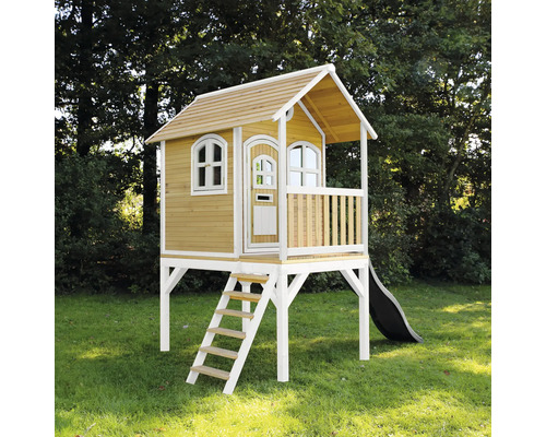 Spielhaus aus Holz mit Rutsche und Treppe im Garten
