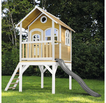 Spielhaus aus Holz mit Rutsche und Leiter im Garten