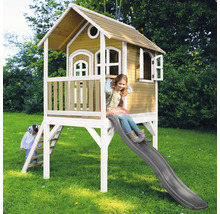 Spielhaus aus Holz mit Rutsche und zwei spielenden Kindern im Garten.