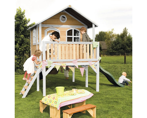 Kinderspielhaus mit Rutsche, Tisch und Bänken im Garten