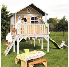 Kinderspielhaus mit Rutsche, Leiter und Picknicktisch im Garten